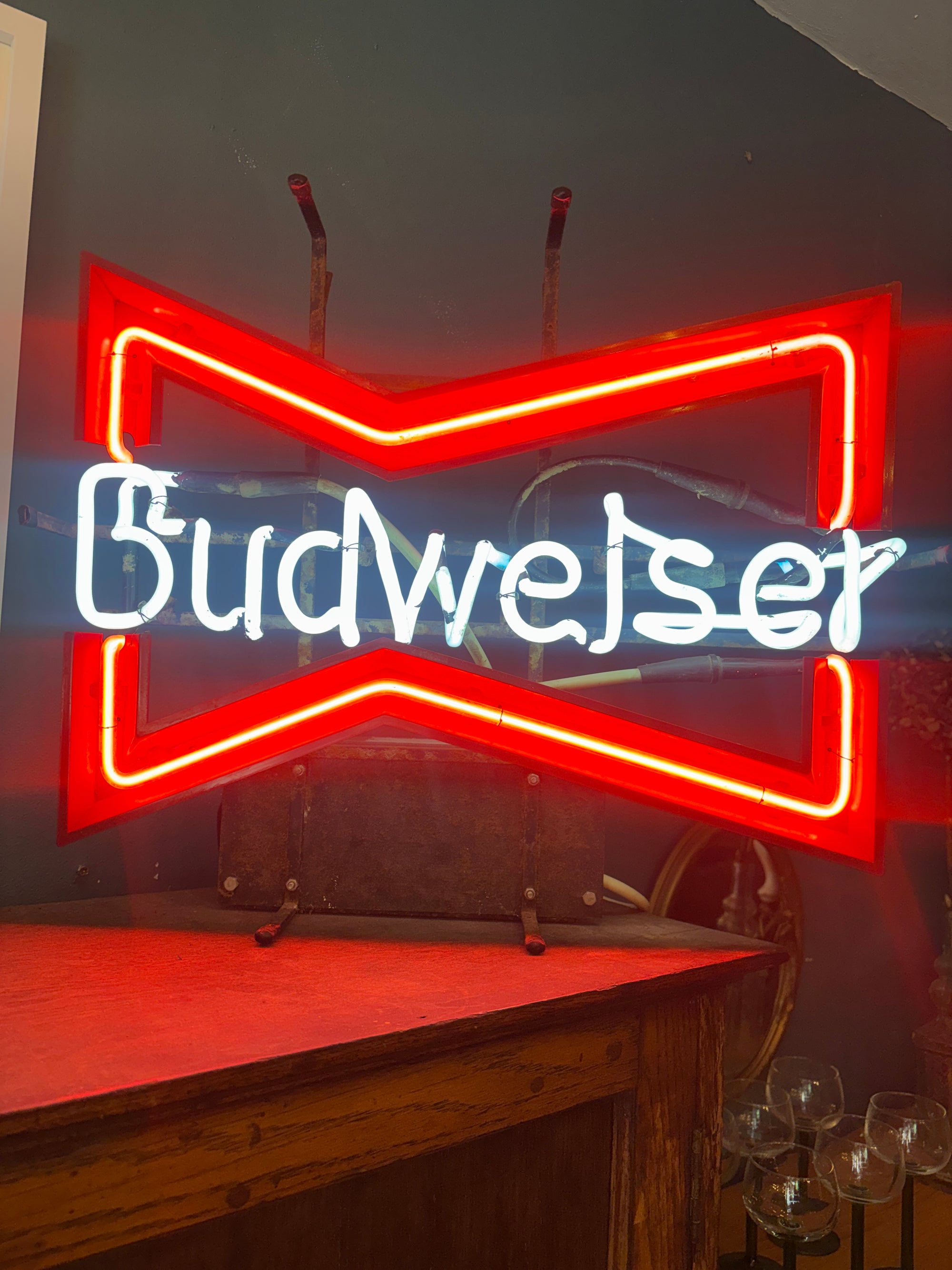 Vintage 1980s neon Budweiser sign