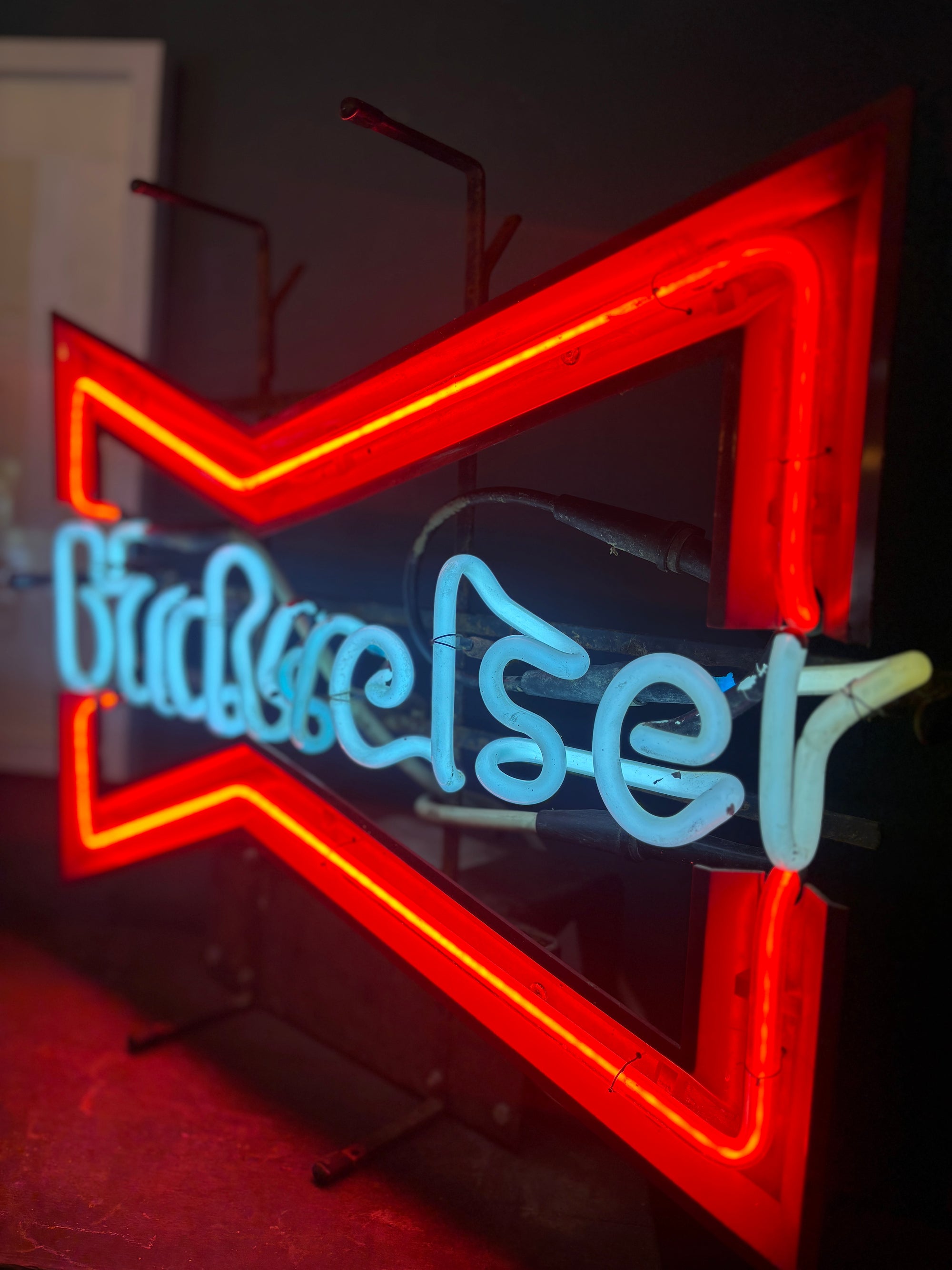 Vintage 1980s neon Budweiser sign