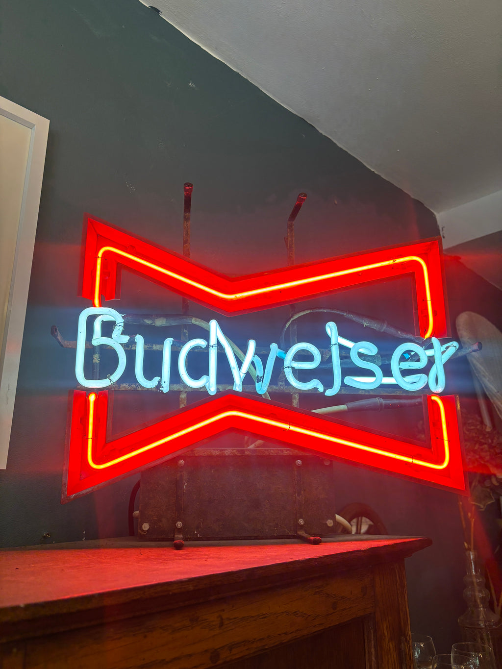 Vintage 1980s neon Budweiser sign